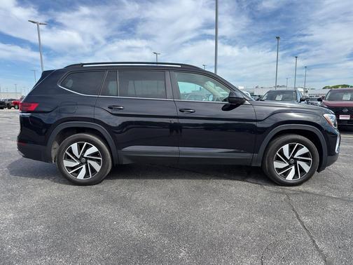 Deep Black Pearl Effect 2024 Volkswagen Atlas 2.0T SE