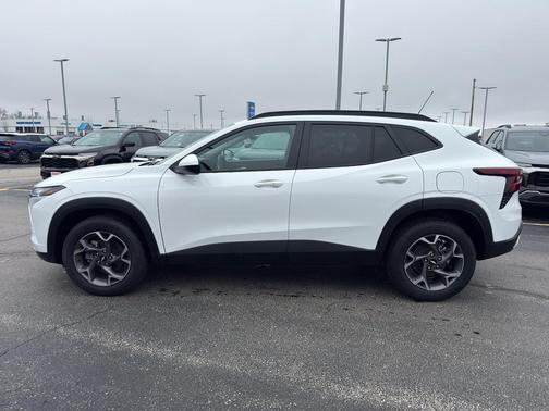 Summit White 2024 Chevrolet Trax LT