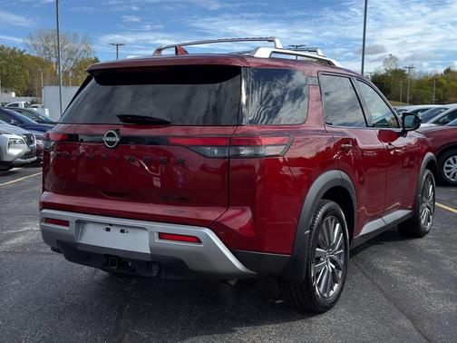 2023 Nissan Pathfinder SL