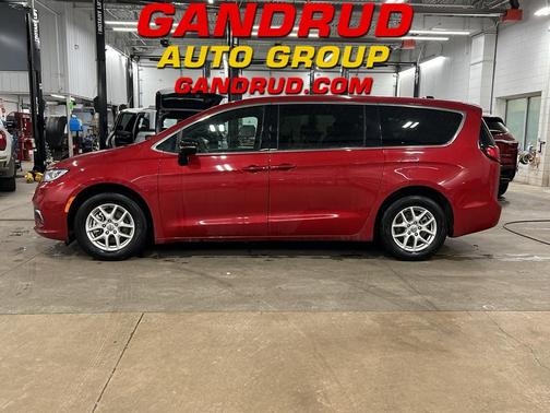 2025 Chrysler Pacifica Select