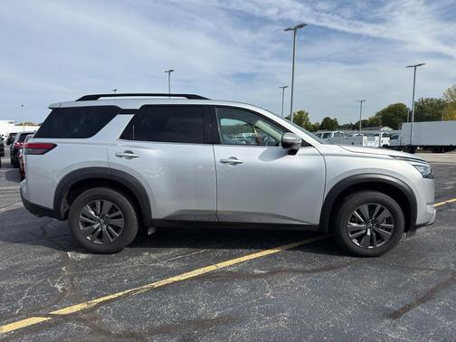 2024 Nissan Pathfinder SV