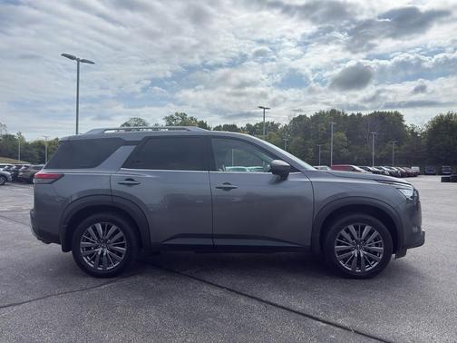 2022 Nissan Pathfinder SL