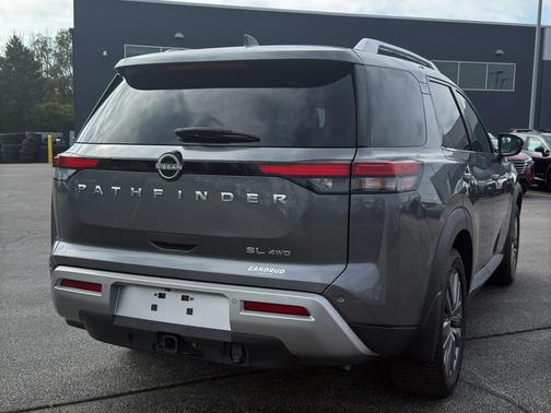 2022 Nissan Pathfinder SL