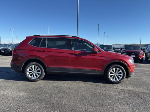 Cardinal Red Metallic 2019 Volkswagen Tiguan 2.0T SE