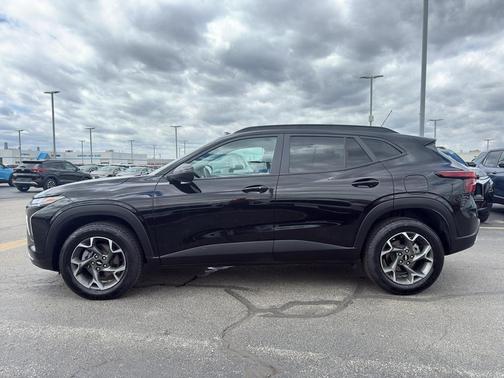 Mosaic Black Metallic 2024 Chevrolet Trax LT