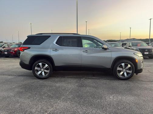 Sterling Gray Metallic 2023 Chevrolet Traverse LT Leather