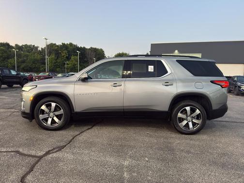 Sterling Gray Metallic 2023 Chevrolet Traverse LT Leather