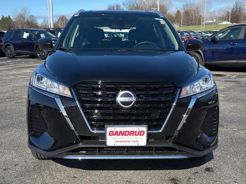 Super Black 2024 Nissan Kicks SV
