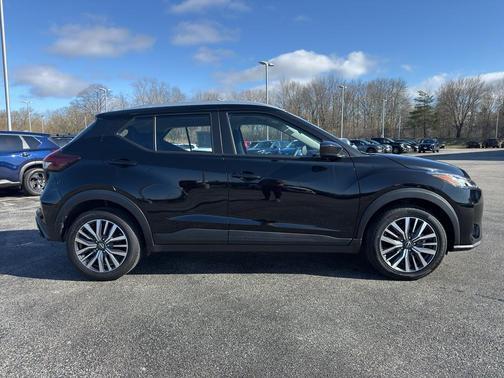 Super Black 2024 Nissan Kicks SV