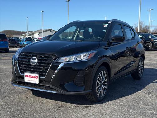 Super Black 2024 Nissan Kicks SV