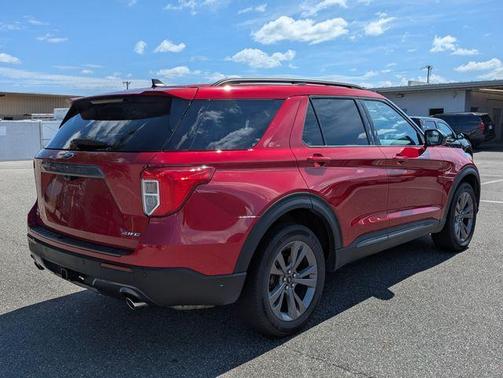 Rapid Red Metallic Tinted Clearcoat 2024 Ford Explorer XLT