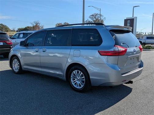 2016 Toyota Sienna XLE