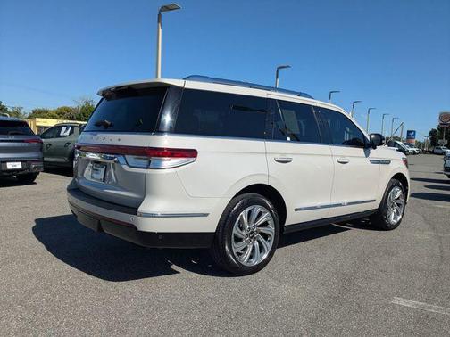 Ceramic Pearl Metallic 2024 Lincoln Navigator Reserve