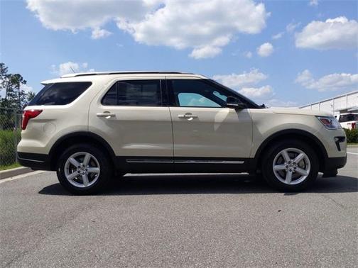 Photo 3 of 29 of 2018 Ford Explorer XLT