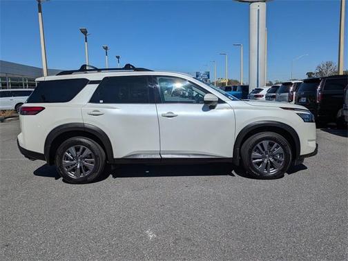 2024 Nissan Pathfinder SV