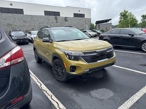Valais Green/Black Roof 2024 Kia Seltos X-Line