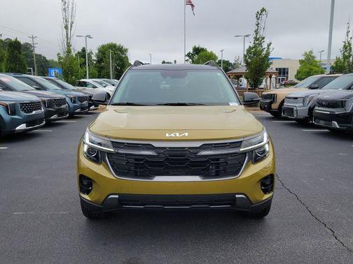 Valais Green/Black Roof 2024 Kia Seltos X-Line