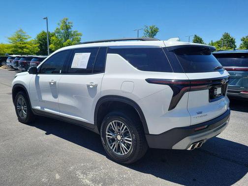 Summit White 2024 Chevrolet Traverse LT