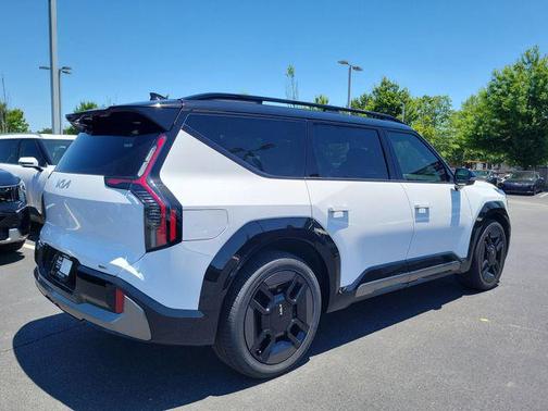 Glacial White Pearl/Ebony Black Roof 2026 Kia EV9 GT-Line