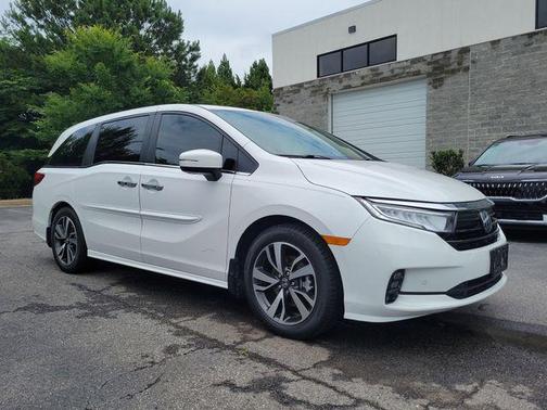 White 2024 Honda Odyssey Touring