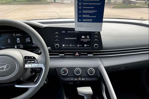 2024 Hyundai ELANTRA SE