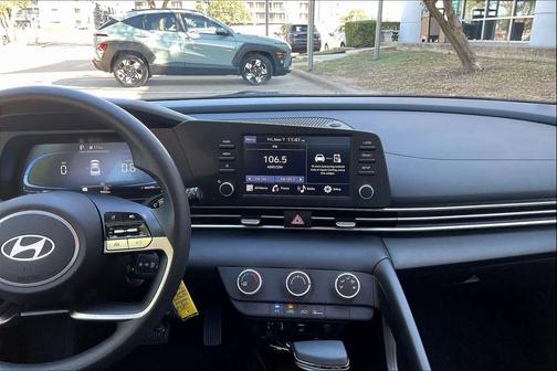 2024 Hyundai ELANTRA SE
