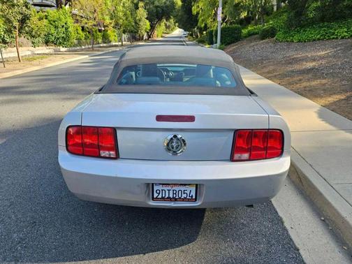 2005 Ford Mustang Deluxe