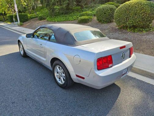 2005 Ford Mustang Deluxe