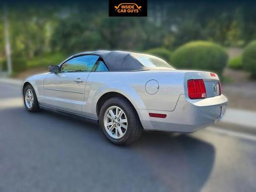 2005 Ford Mustang Deluxe