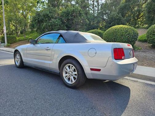 2005 Ford Mustang Deluxe