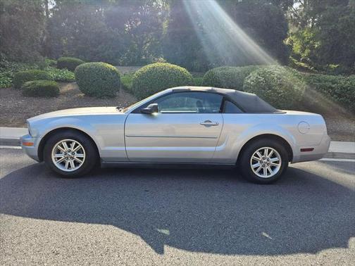2005 Ford Mustang Deluxe