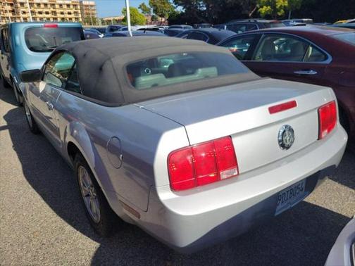 2005 Ford Mustang Deluxe
