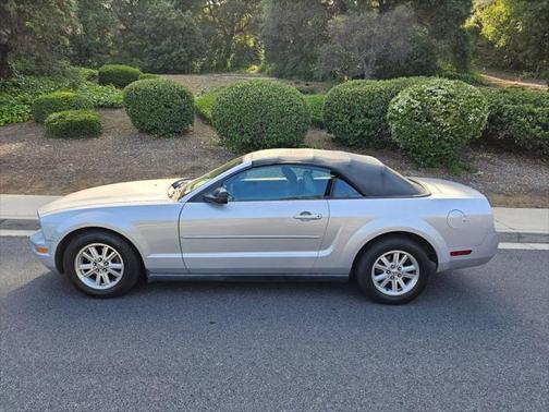 2005 Ford Mustang Deluxe