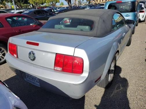 2005 Ford Mustang Deluxe