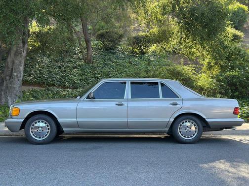 Gold 1986 Mercedes-Benz S-Class 560SEL