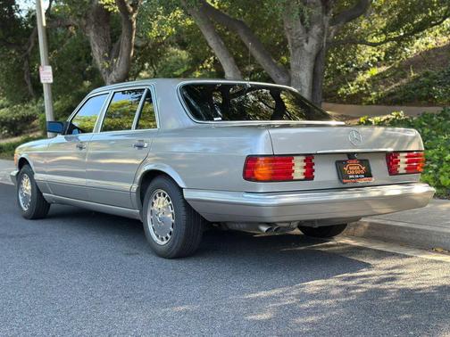 Gold 1986 Mercedes-Benz S-Class 560SEL