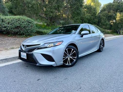 Silver 2018 Toyota Camry SE