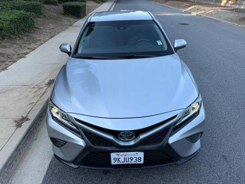 Silver 2018 Toyota Camry SE