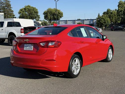 Red 2018 Chevrolet Cruze LT