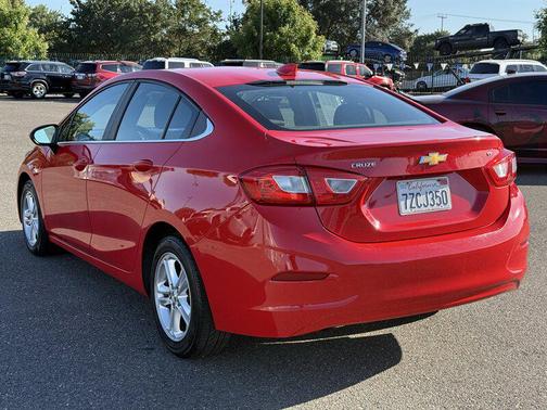 Red 2018 Chevrolet Cruze LT