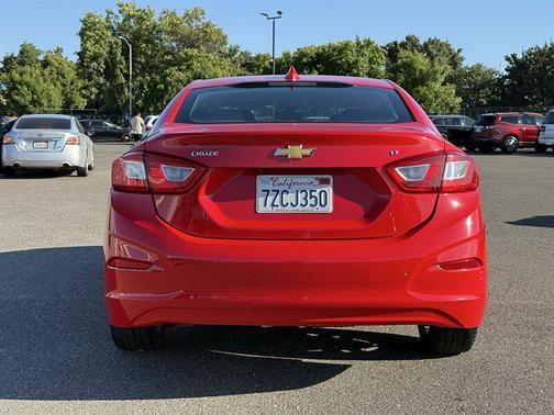 Red 2018 Chevrolet Cruze LT