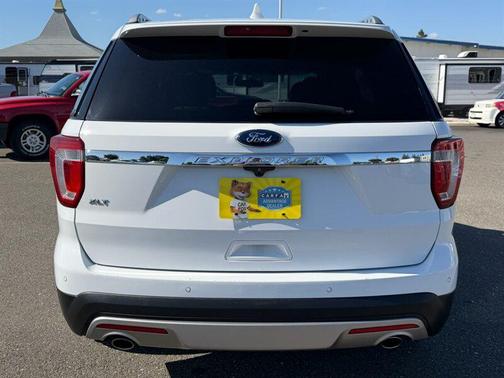 White 2017 Ford Explorer XLT