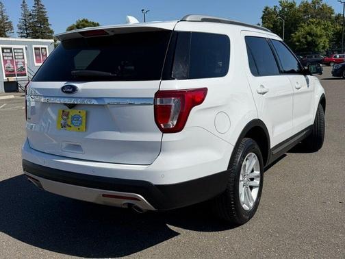 White 2017 Ford Explorer XLT