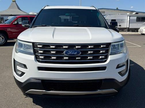 White 2017 Ford Explorer XLT