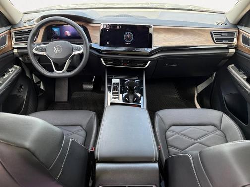 Silver Bird Metallic 2024 Volkswagen Atlas 2.0T SE