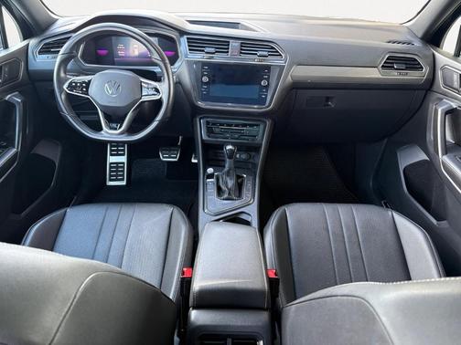 Deep Black Pearl Effect 2023 Volkswagen Tiguan 2.0T SE R-Line Black