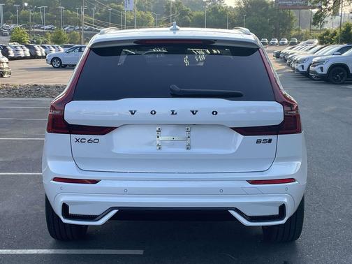 Crystal White Metallic 2026 Volvo XC60 B5 Ultra Black Edition