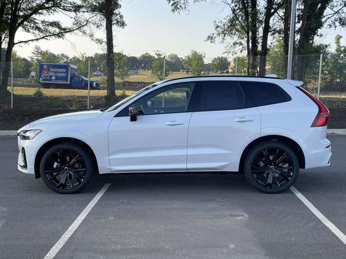 Crystal White Metallic 2026 Volvo XC60 B5 Ultra Black Edition