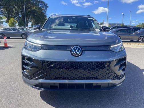 2025 Volkswagen Tiguan 2.0T SE R-Line Black