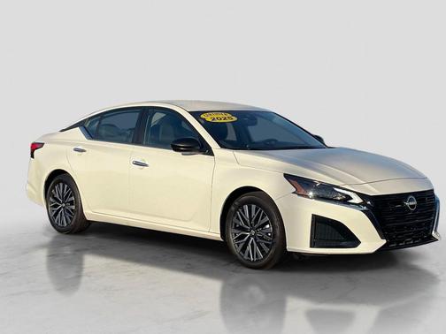 Glacier White 2025 Nissan Altima SV FWD